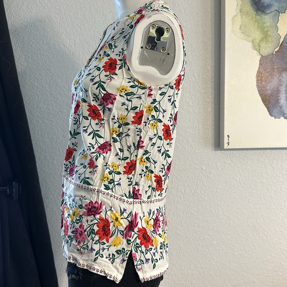 Old Navy  Sleeveless V-Neck White Floral Blouse - Picture 3 of 9
